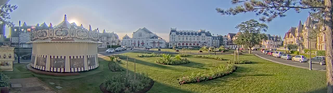 Cabourg , Statue Pavillon Charles Bertrand & City View Live Cam - Lisieux, Calvados, Normandie, France