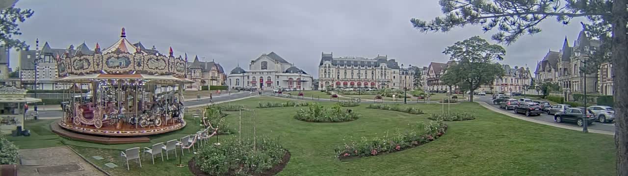 Cabourg , Statue Pavillon Charles Bertrand & City View Live Cam - Lisieux, Calvados, Normandie, France