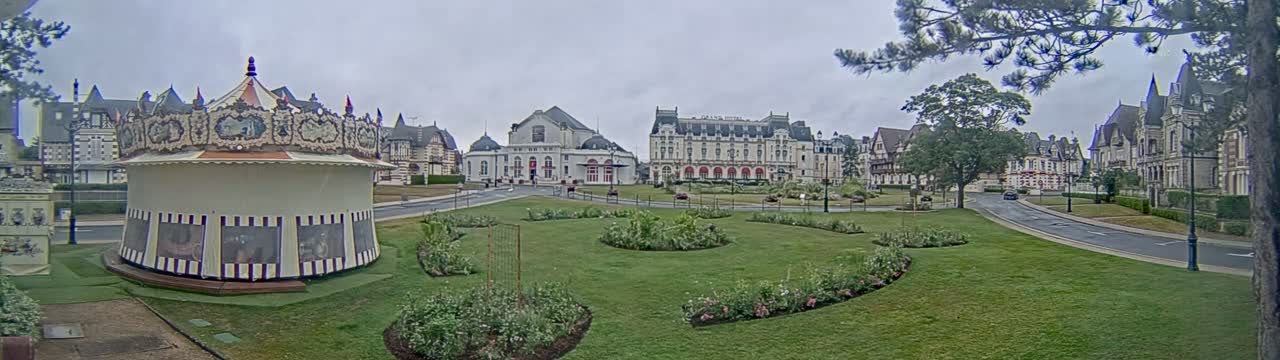 Cabourg , Statue Pavillon Charles Bertrand & City View Live Cam - Lisieux, Calvados, Normandie, France