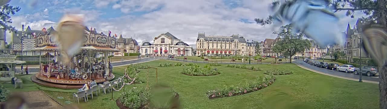 Cabourg , Statue Pavillon Charles Bertrand & City View Live Cam - Lisieux, Calvados, Normandie, France