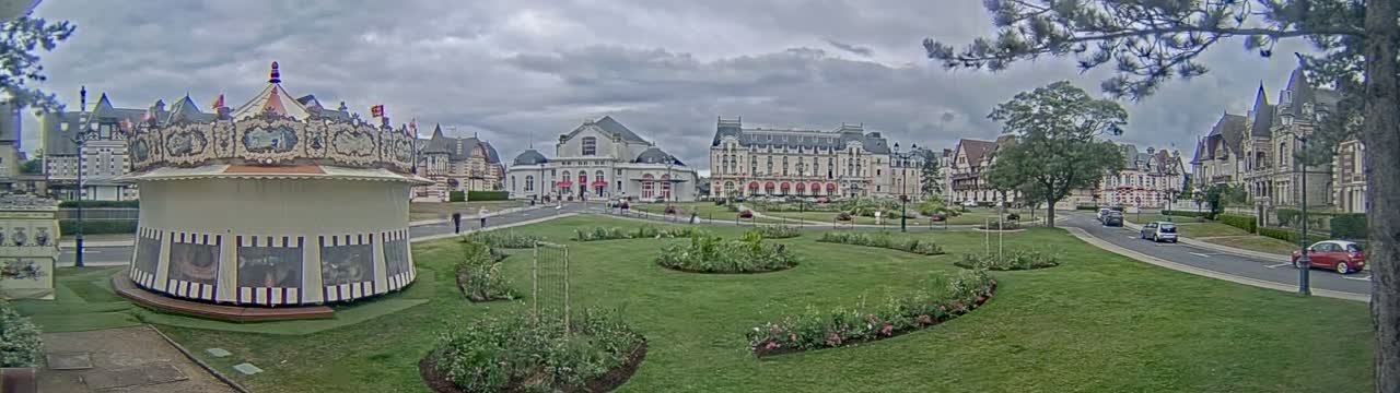 Cabourg , Statue Pavillon Charles Bertrand & City View Live Cam - Lisieux, Calvados, Normandie, France