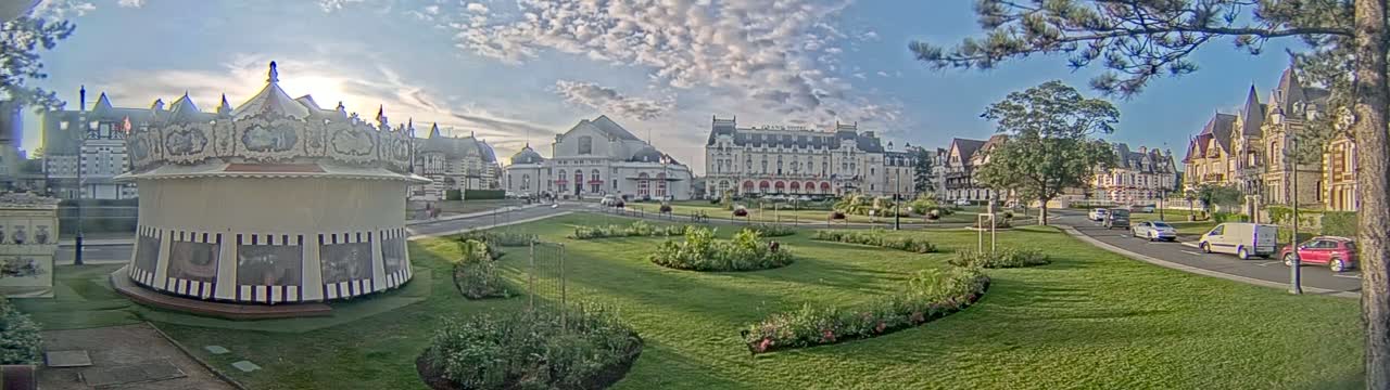 Cabourg , Statue Pavillon Charles Bertrand & City View Live Cam - Lisieux, Calvados, Normandie, France