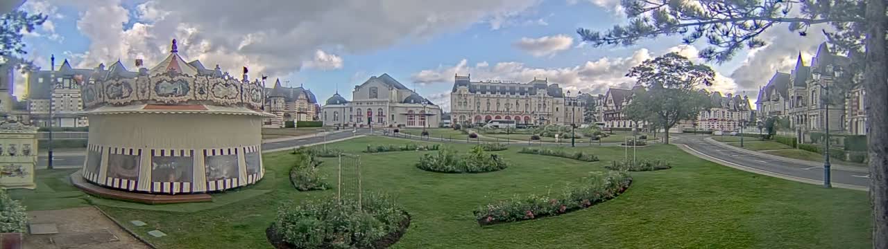 Cabourg , Statue Pavillon Charles Bertrand & City View Live Cam - Lisieux, Calvados, Normandie, France