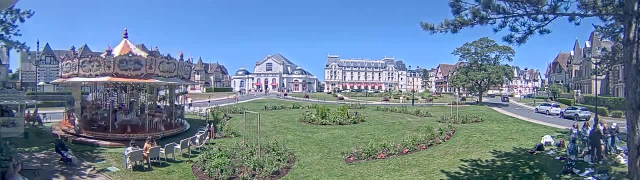 Cabourg , Statue Pavillon Charles Bertrand & City View Live Cam - Lisieux, Calvados, Normandie, France