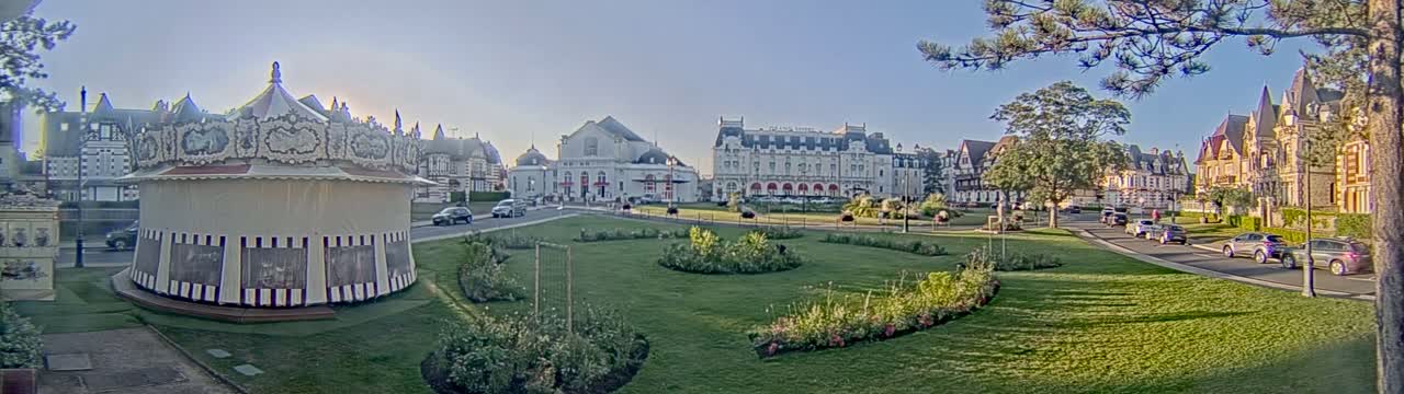 Cabourg , Statue Pavillon Charles Bertrand & City View Live Cam - Lisieux, Calvados, Normandie, France