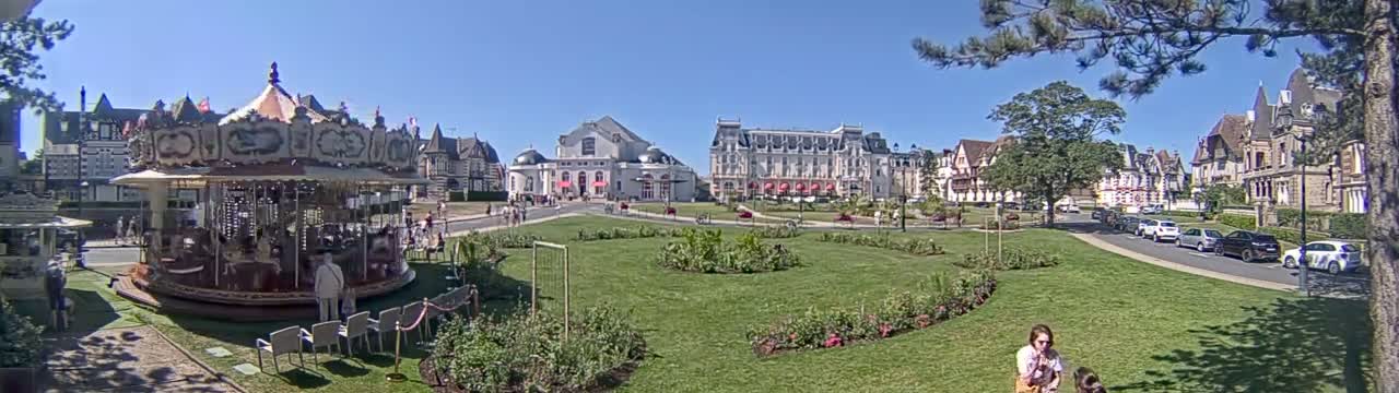 Cabourg , Statue Pavillon Charles Bertrand & City View Live Cam - Lisieux, Calvados, Normandie, France