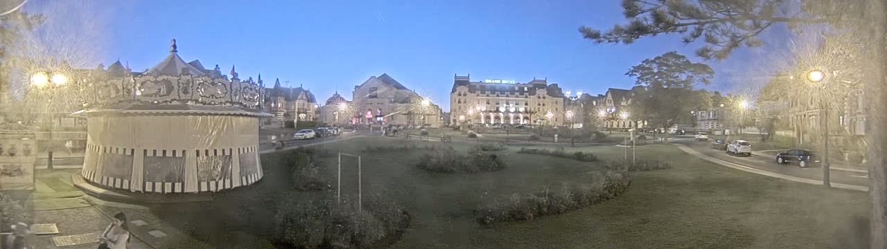 Cabourg , Statue Pavillon Charles Bertrand & City View Live Cam - Lisieux, Calvados, Normandie, France