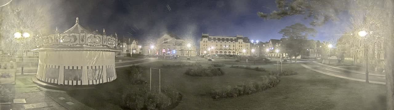 Cabourg , Statue Pavillon Charles Bertrand & City View Live Cam - Lisieux, Calvados, Normandie, France