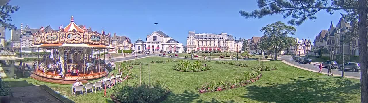 Cabourg , Statue Pavillon Charles Bertrand & City View Live Cam - Lisieux, Calvados, Normandie, France