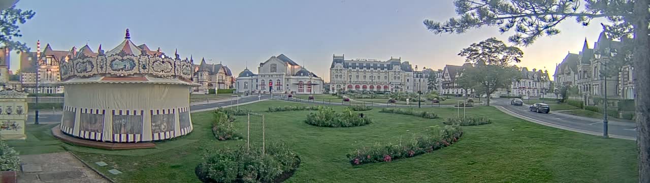 Cabourg , Statue Pavillon Charles Bertrand & City View Live Cam - Lisieux, Calvados, Normandie, France