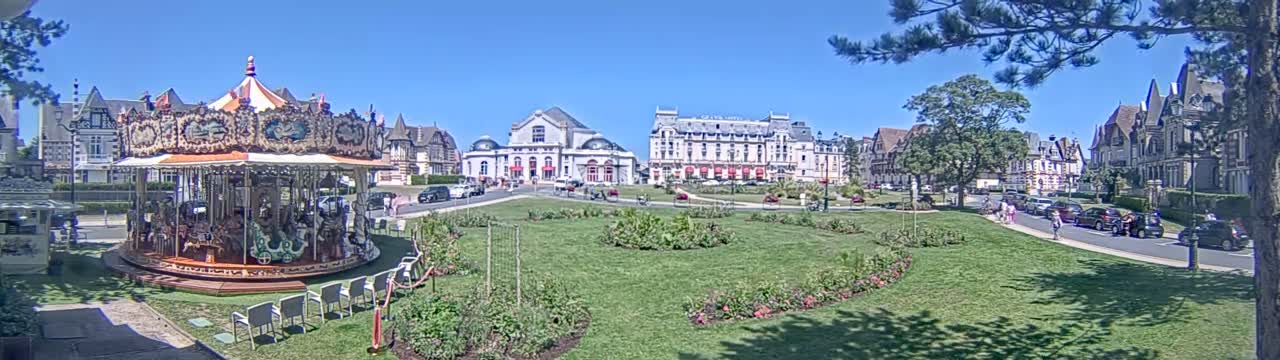 Cabourg , Statue Pavillon Charles Bertrand & City View Live Cam - Lisieux, Calvados, Normandie, France