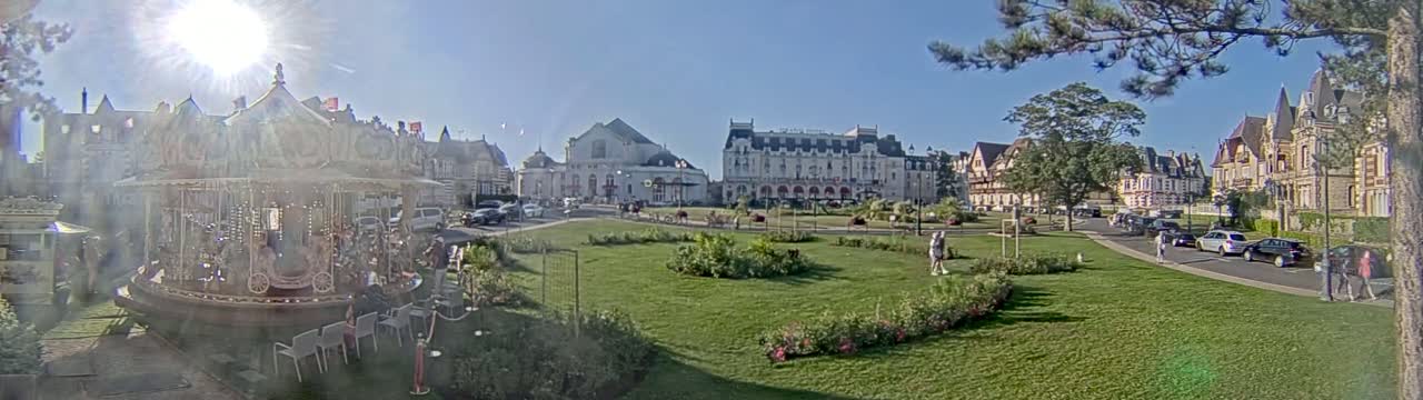 Cabourg , Statue Pavillon Charles Bertrand & City View Live Cam - Lisieux, Calvados, Normandie, France