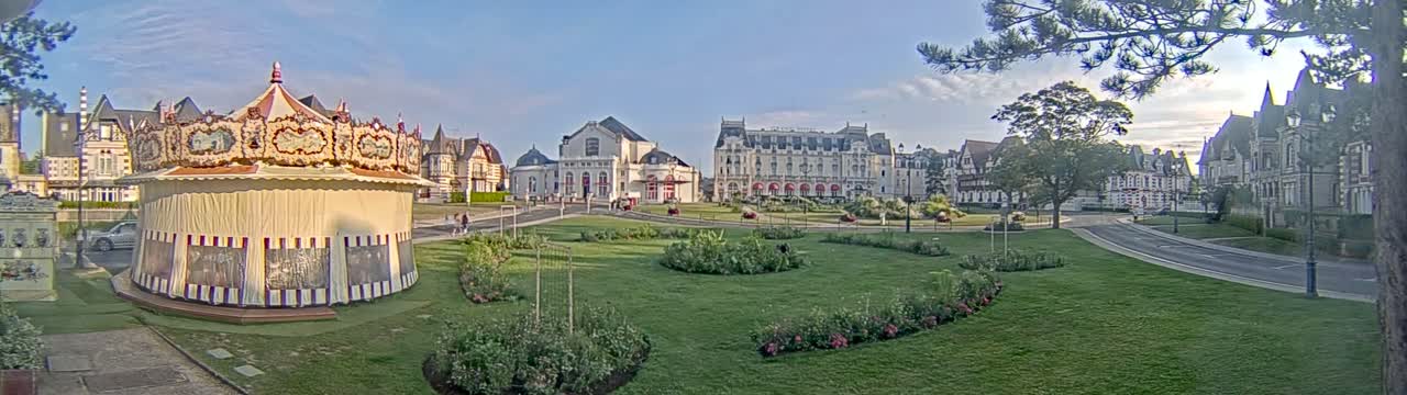Cabourg , Statue Pavillon Charles Bertrand & City View Live Cam - Lisieux, Calvados, Normandie, France