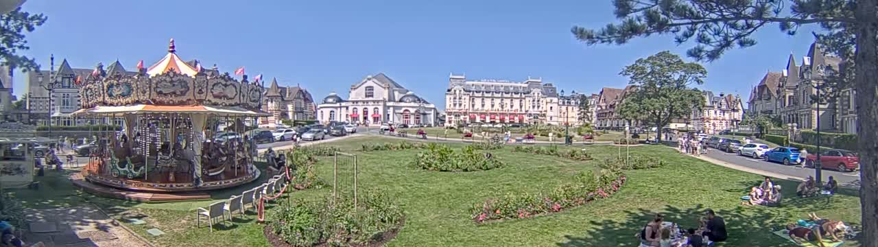 Cabourg , Statue Pavillon Charles Bertrand & City View Live Cam - Lisieux, Calvados, Normandie, France