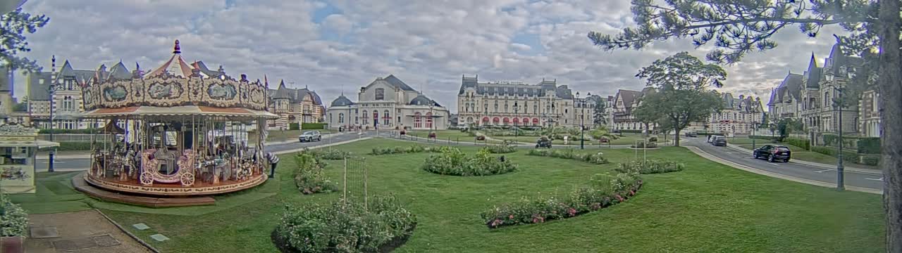 Cabourg , Statue Pavillon Charles Bertrand & City View Live Cam - Lisieux, Calvados, Normandie, France