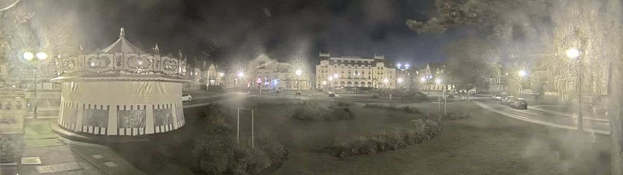 Cabourg , Statue Pavillon Charles Bertrand & City View Live Cam - Lisieux, Calvados, Normandie, France