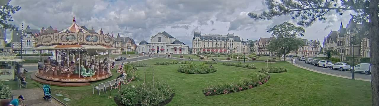Cabourg , Statue Pavillon Charles Bertrand & City View Live Cam - Lisieux, Calvados, Normandie, France