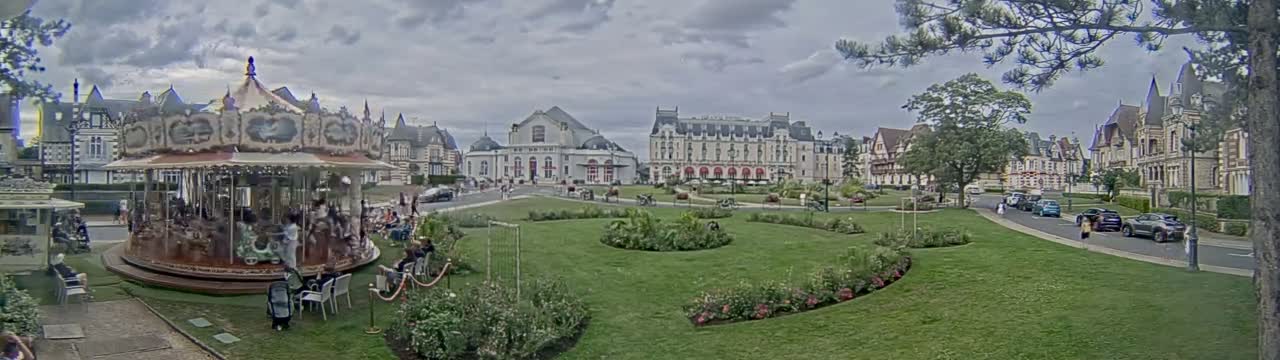 Cabourg , Statue Pavillon Charles Bertrand & City View Live Cam - Lisieux, Calvados, Normandie, France