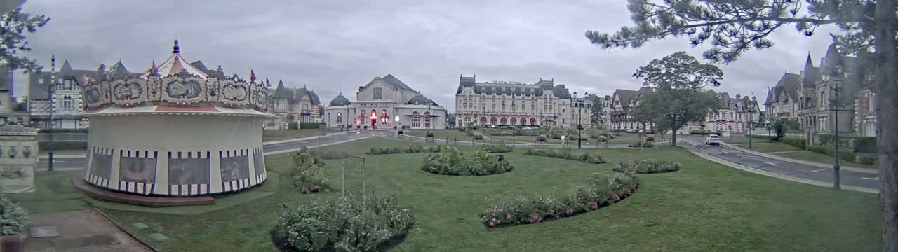 Cabourg , Statue Pavillon Charles Bertrand & City View Live Cam - Lisieux, Calvados, Normandie, France