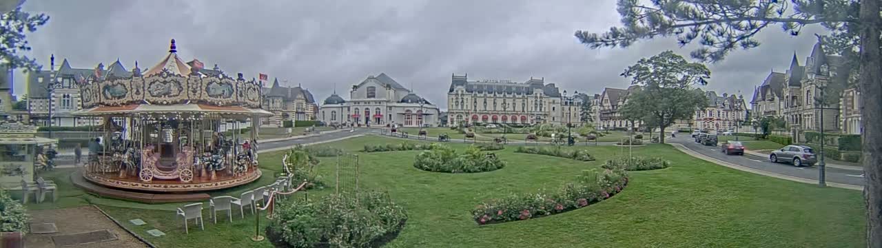 Cabourg , Statue Pavillon Charles Bertrand & City View Live Cam - Lisieux, Calvados, Normandie, France
