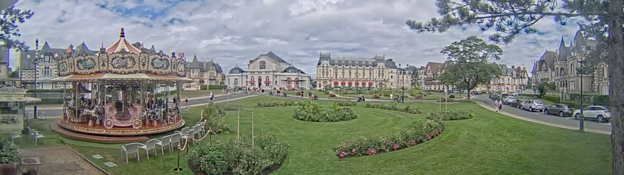 Cabourg , Statue Pavillon Charles Bertrand & City View Live Cam - Lisieux, Calvados, Normandie, France