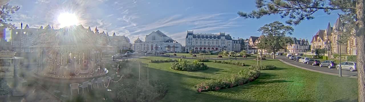 Cabourg , Statue Pavillon Charles Bertrand & City View Live Cam - Lisieux, Calvados, Normandie, France