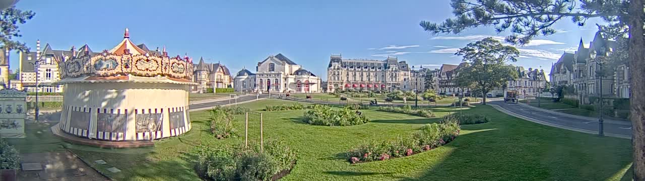 Cabourg , Statue Pavillon Charles Bertrand & City View Live Cam - Lisieux, Calvados, Normandie, France