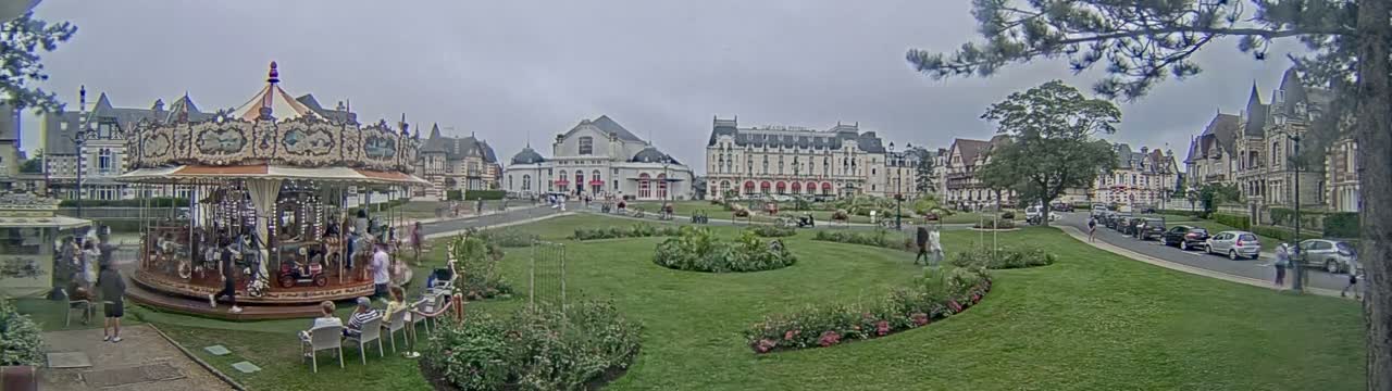 Cabourg , Statue Pavillon Charles Bertrand & City View Live Cam - Lisieux, Calvados, Normandie, France