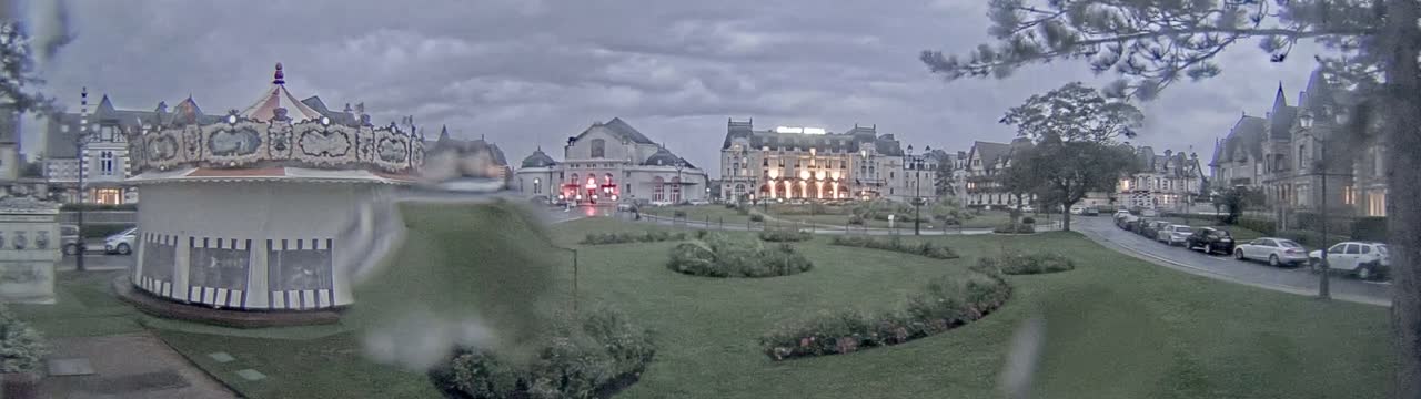 Cabourg , Statue Pavillon Charles Bertrand & City View Live Cam - Lisieux, Calvados, Normandie, France