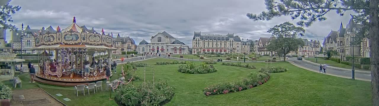 Cabourg , Statue Pavillon Charles Bertrand & City View Live Cam - Lisieux, Calvados, Normandie, France