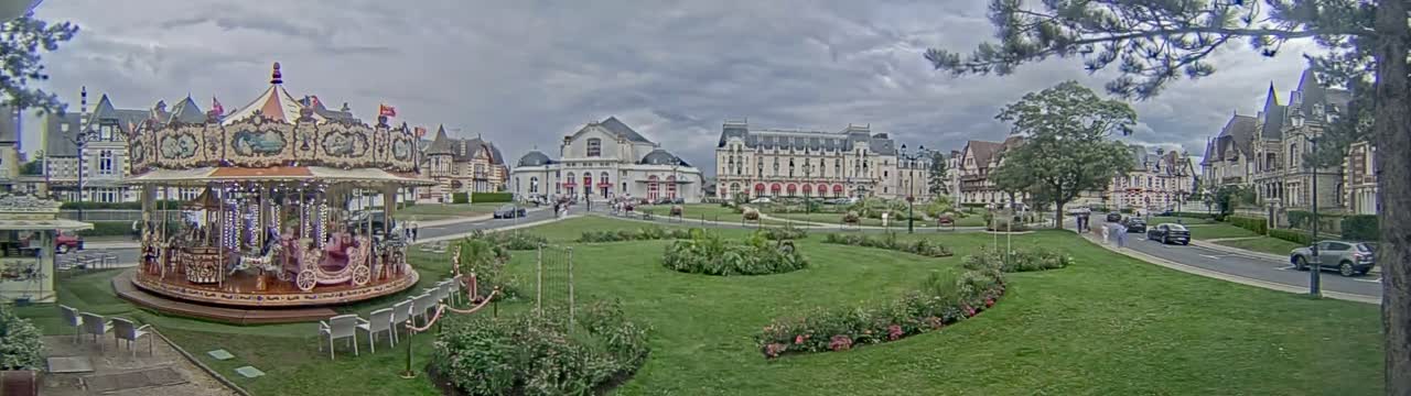 Cabourg , Statue Pavillon Charles Bertrand & City View Live Cam - Lisieux, Calvados, Normandie, France