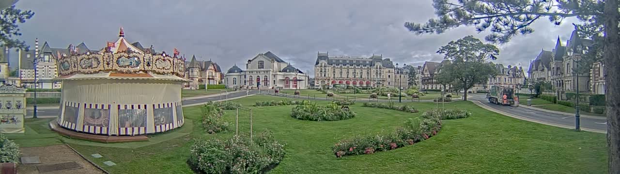 Cabourg , Statue Pavillon Charles Bertrand & City View Live Cam - Lisieux, Calvados, Normandie, France