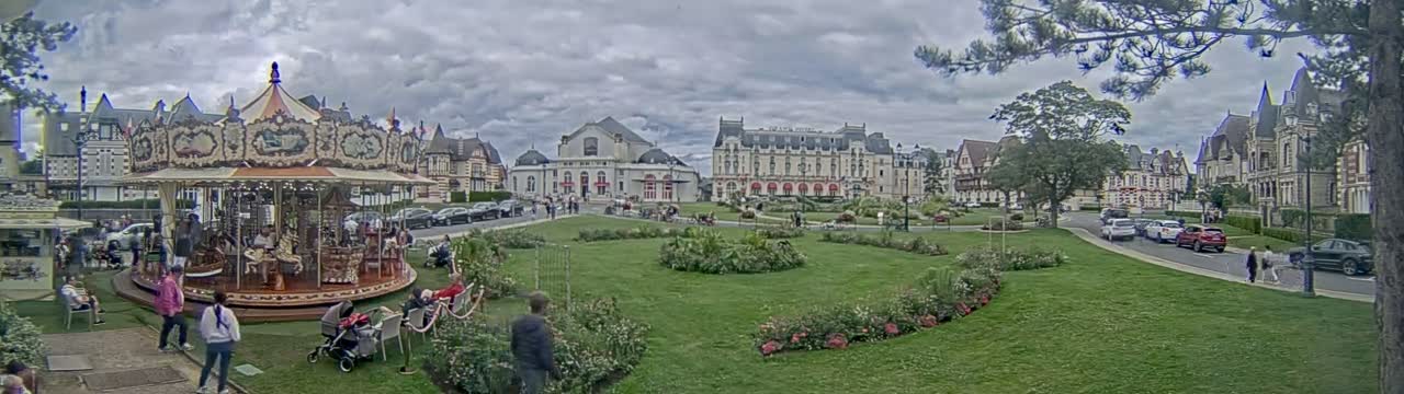 Cabourg , Statue Pavillon Charles Bertrand & City View Live Cam - Lisieux, Calvados, Normandie, France