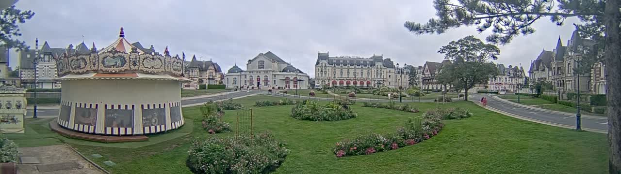 Cabourg , Statue Pavillon Charles Bertrand & City View Live Cam - Lisieux, Calvados, Normandie, France