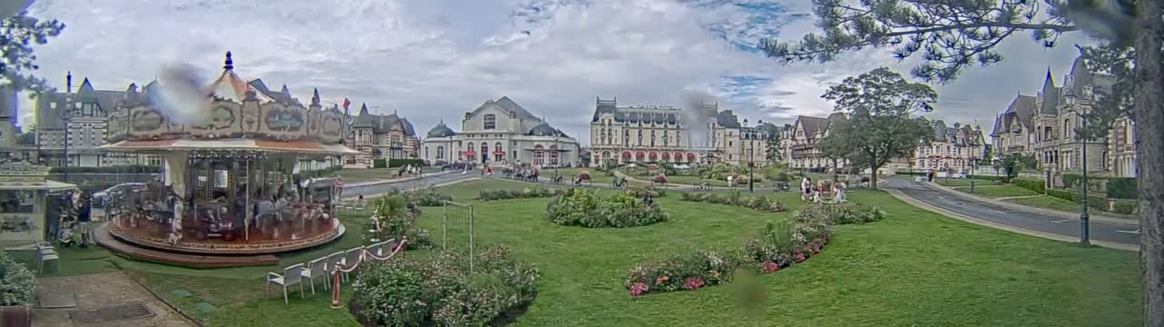 Cabourg , Statue Pavillon Charles Bertrand & City View Live Cam - Lisieux, Calvados, Normandie, France
