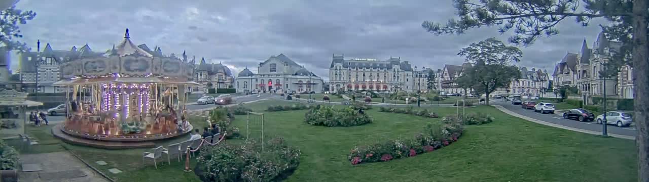 Cabourg , Statue Pavillon Charles Bertrand & City View Live Cam - Lisieux, Calvados, Normandie, France