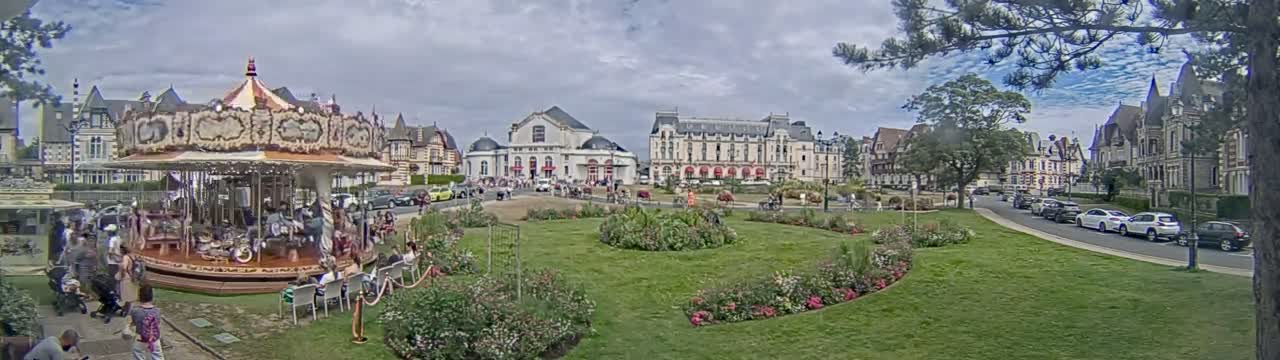 Cabourg , Statue Pavillon Charles Bertrand & City View Live Cam - Lisieux, Calvados, Normandie, France