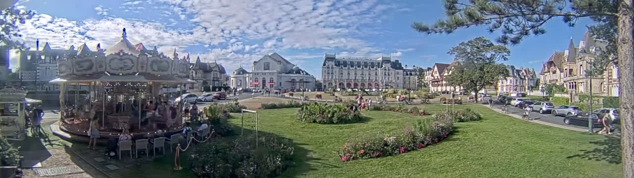 Cabourg , Statue Pavillon Charles Bertrand & City View Live Cam - Lisieux, Calvados, Normandie, France