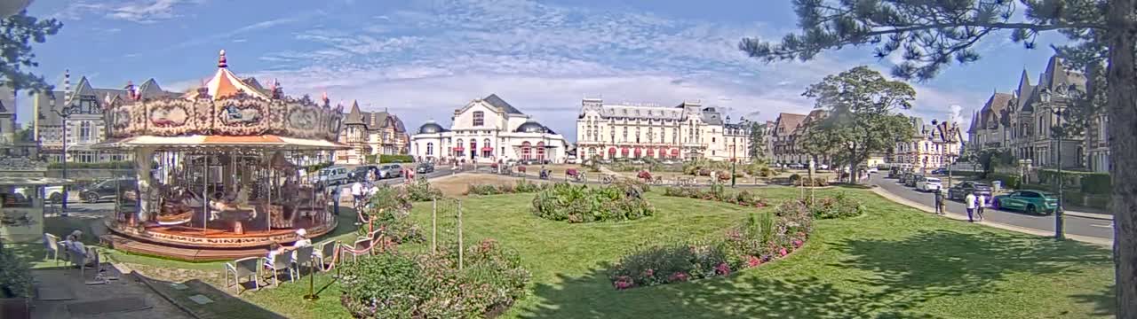 Cabourg , Statue Pavillon Charles Bertrand & City View Live Cam - Lisieux, Calvados, Normandie, France