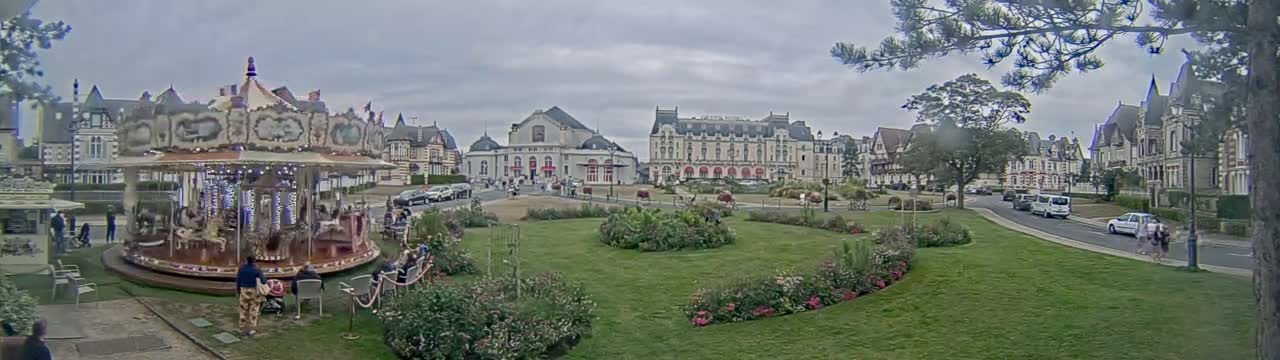 Cabourg , Statue Pavillon Charles Bertrand & City View Live Cam - Lisieux, Calvados, Normandie, France