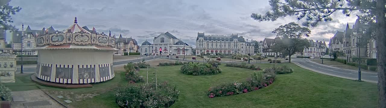 Cabourg , Statue Pavillon Charles Bertrand & City View Live Cam - Lisieux, Calvados, Normandie, France