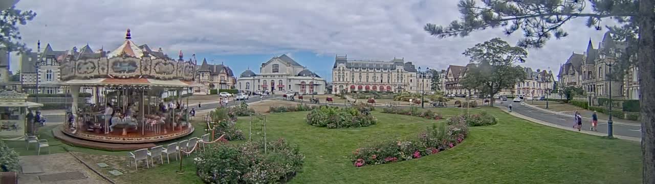 Cabourg , Statue Pavillon Charles Bertrand & City View Live Cam - Lisieux, Calvados, Normandie, France