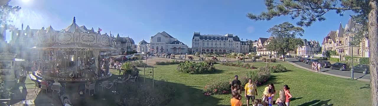 Cabourg , Statue Pavillon Charles Bertrand & City View Live Cam - Lisieux, Calvados, Normandie, France