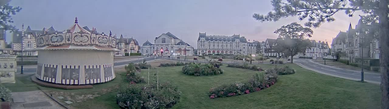 Cabourg , Statue Pavillon Charles Bertrand & City View Live Cam - Lisieux, Calvados, Normandie, France