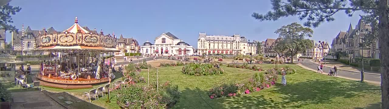 Cabourg , Statue Pavillon Charles Bertrand & City View Live Cam - Lisieux, Calvados, Normandie, France