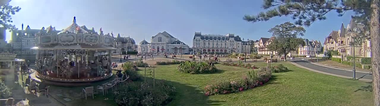 Cabourg , Statue Pavillon Charles Bertrand & City View Live Cam - Lisieux, Calvados, Normandie, France