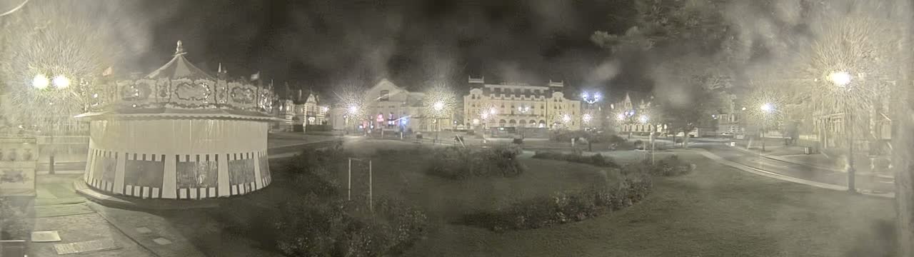 Cabourg , Statue Pavillon Charles Bertrand & City View Live Cam - Lisieux, Calvados, Normandie, France