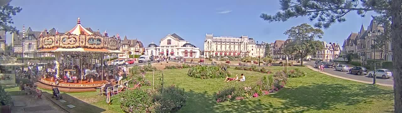 Cabourg , Statue Pavillon Charles Bertrand & City View Live Cam - Lisieux, Calvados, Normandie, France