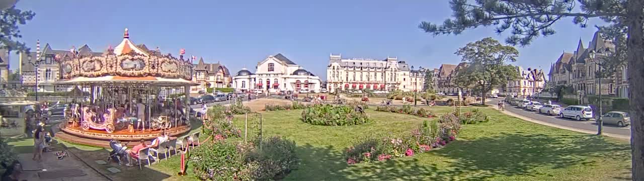 Cabourg , Statue Pavillon Charles Bertrand & City View Live Cam - Lisieux, Calvados, Normandie, France