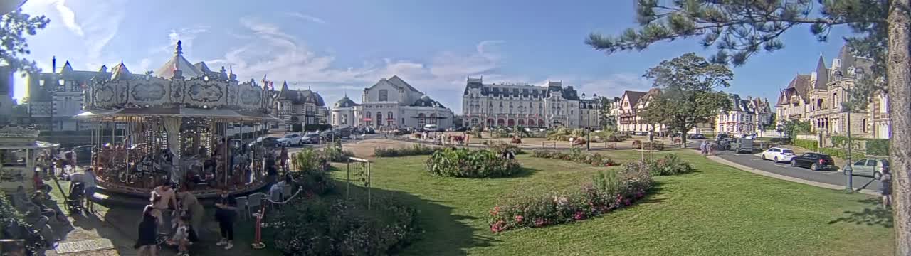 Cabourg , Statue Pavillon Charles Bertrand & City View Live Cam - Lisieux, Calvados, Normandie, France